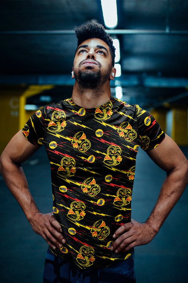 Playera Full Print Cobra Kai Logos - Negro